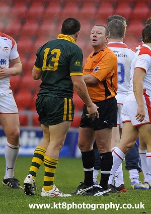 Aussie captain Paul CARTER having a word with the Ref (Photo : KT8 Photography) 