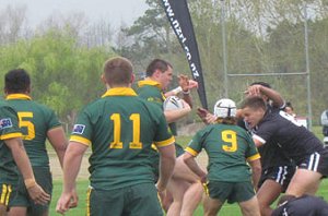 Australia's Dave KLEMMER charges though the Kiwi Defenders